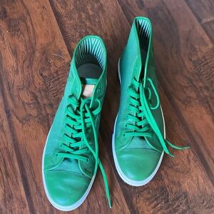 LOUIS VUITTON
Canvas Leather High Top Sneakers 7.5 men’s Excellent condition.